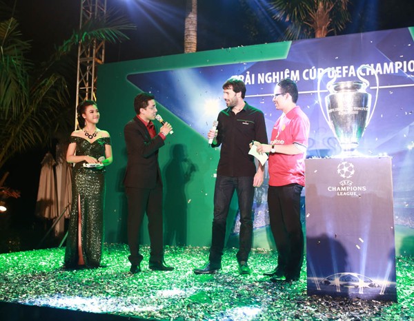 Á hậu Hoàng Oanh gợi cảm đón Van Nistelrooy - ảnh 9